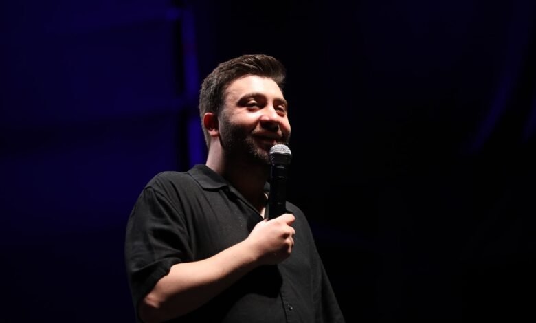 Baturay Özdemir’in Moe Açık Hava Sahnesindeki Gösterisi İzleyicileri Kahkahalara Boğdu Baturay Özdemir’in Moe Açık Hava Sahnesindeki Gösterisi İzleyicileri Kahkahalara Boğdu